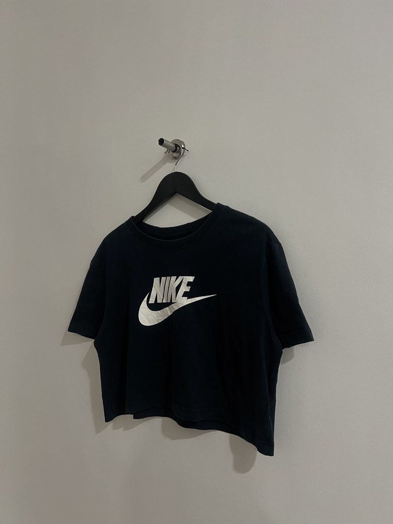 Nike Sportswear Essential Cropped Shirt (Authentic) (Category: Activewear) located in Iligan City. Submitted by wenologgyy (Listing ID 1469748186, Image 3). Description: Nike Sportswear Essential Cropped Shirt (Authentic) •(Very Good Condition) •(Issue: ) • (Size Large on tag) 💰₱ 348.