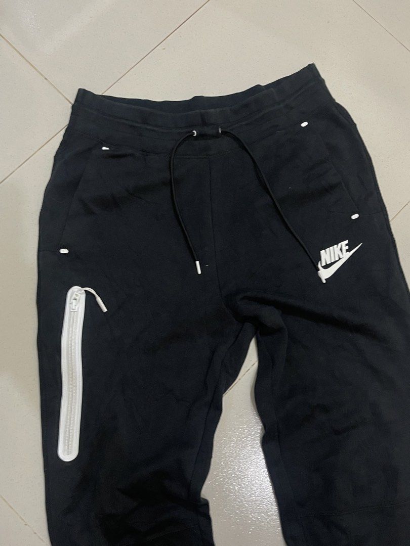 Nike tech pants (Category: Joggers) located in San Jacinto. Submitted by clothcartelph (Listing ID 1469629601, Image 2). Description: Size: med Width: 30-36 Length: 37 Leg hole: 5.5 Issue: ~ Color rate: 9.6/10 .