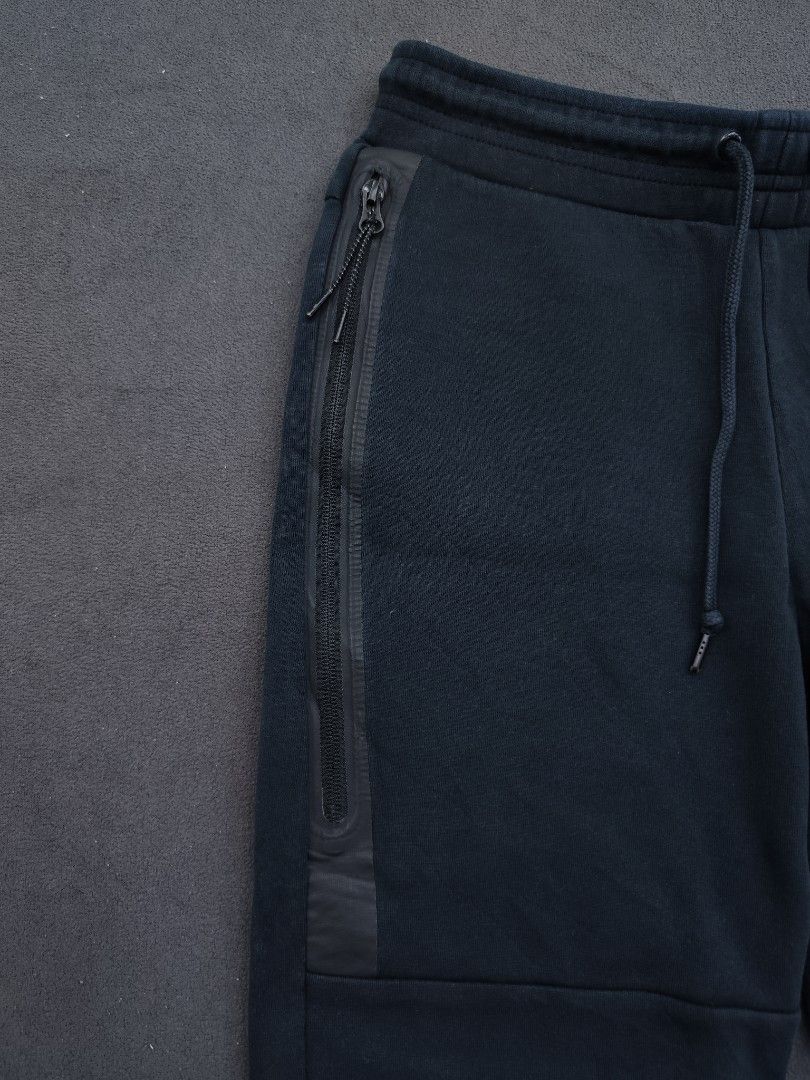 Nike Techfleece Shorts (Category: Shorts) located in Bulacan. Submitted by emilj23 (Listing ID 1469594682, Image 3). Description: Nike Techfleece Shorts Size S on tag L 18.5 W 30-32 Leg Hole 9 Condition 9/10 Color rate 9/10 No Issue.