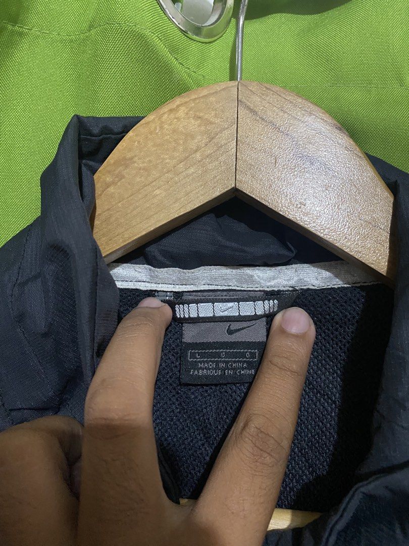 NIKE VINTAGE WINDBREAKER (Category: Hoodies) located in Manila. Submitted by marvindathrifts2023 (Listing ID 1469684017, Image 3). Description: .
