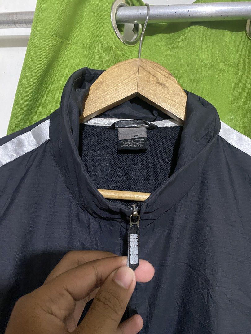 NIKE VINTAGE WINDBREAKER (Category: Hoodies) located in Manila. Submitted by marvindathrifts2023 (Listing ID 1469684017, Image 2). Description: .