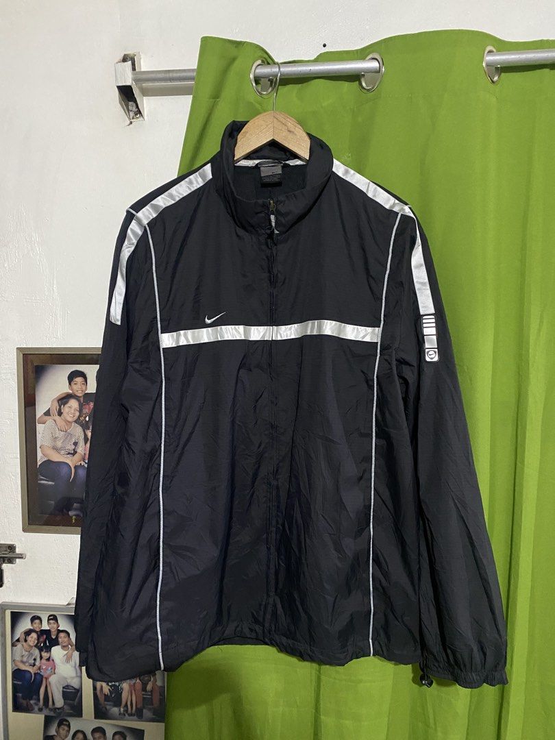 NIKE VINTAGE WINDBREAKER (Category: Hoodies) located in Manila. Submitted by marvindathrifts2023 (Listing ID 1469684017, Image 1). Description: .