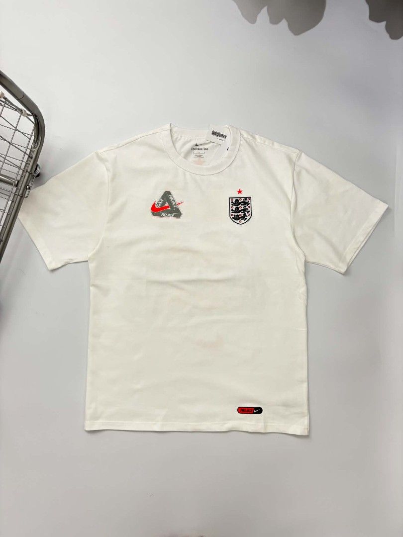NIKE X PALACE ENGLAND (Category: Tshirts & Polo Shirts ) located in Manila. Submitted by certifiedloverjb (Listing ID 1469598340, Image 1). Description: NIKE X PALACE ENGLAND XL.