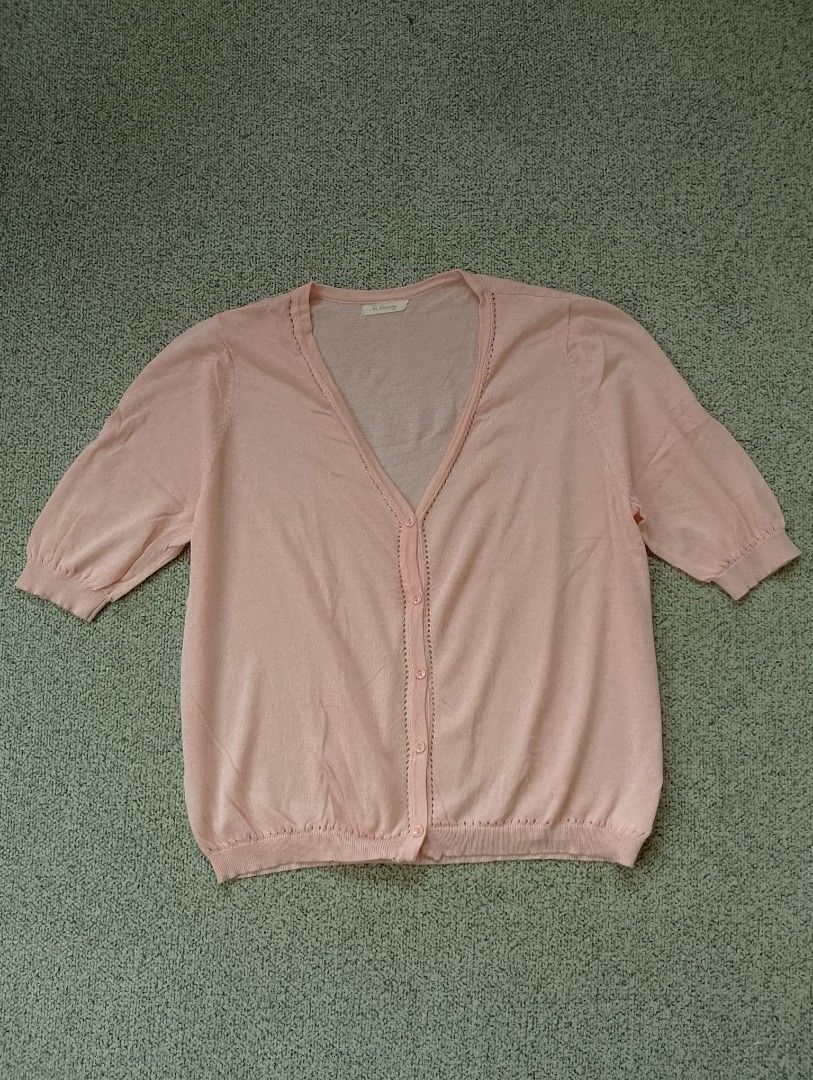 No Name Women's Top (Category: Blouses) located in Cabadbaran. Submitted by ztsfinds (Listing ID 1469602445, Image 1). Description: -This is curated ukay clothes, already washed. -Color may vary due to lighting. -Size:Large can fit up to Xl -Stretchy fabric -Length: 55.5 cm -Width laid flat: 54 cm -Color: Peach/Pink.