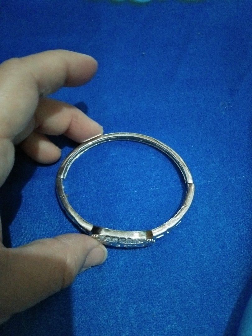 Non tarnish thick bangle (Category: Bracelets) located in Quezon City. Submitted by eidorableshop (Listing ID 1469710310, Image 2). Description: .
