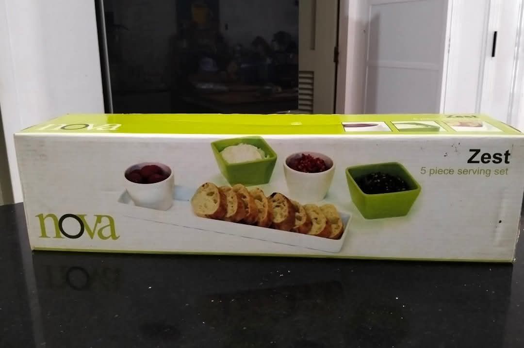Nova Zest 5 Piece Serving Set (Category: Dinnerware & Cutlery) located in Mandaluyong City. Submitted by prelovedkathalogue (Listing ID 1469592902, Image 1). Description: - Brand: Nova Zest - Set includes: 1 long white tray, 2 white bowls, and 2 green bowls - Condition: Brand new, still in original box - Ideal for serving bread, dips, snacks, and appetizers - Perfect for parties, gatherings, or as a housewarming gift.