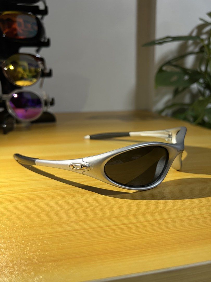Oakley Minute (Category: Sunglasses & Eyewear) located in Manila. Submitted by vaultoptics (Listing ID 1469625219, Image 3). Description: Unit only.