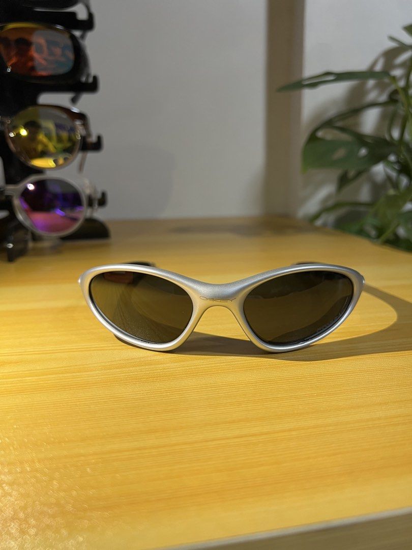 Oakley Minute (Category: Sunglasses & Eyewear) located in Manila. Submitted by vaultoptics (Listing ID 1469625219, Image 2). Description: Unit only.