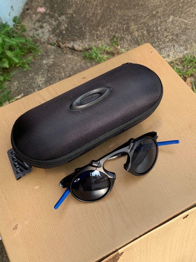 Oakley Round Sunglasses with Hard Case (Category: Sunglasses & Eyewear) located in Manila. Submitted by rencify (Listing ID 1469706814, Image 2). Description: no issue complete pati lalagyan .