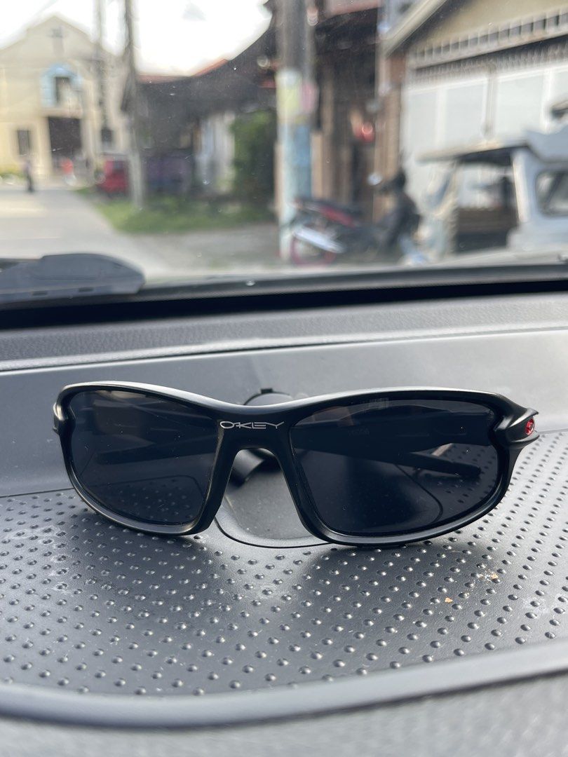 Oakley Shades (Category: Sunglasses & Eyewear) located in Pila. Submitted by forty10finds (Listing ID 1469726331, Image 1). Description: .