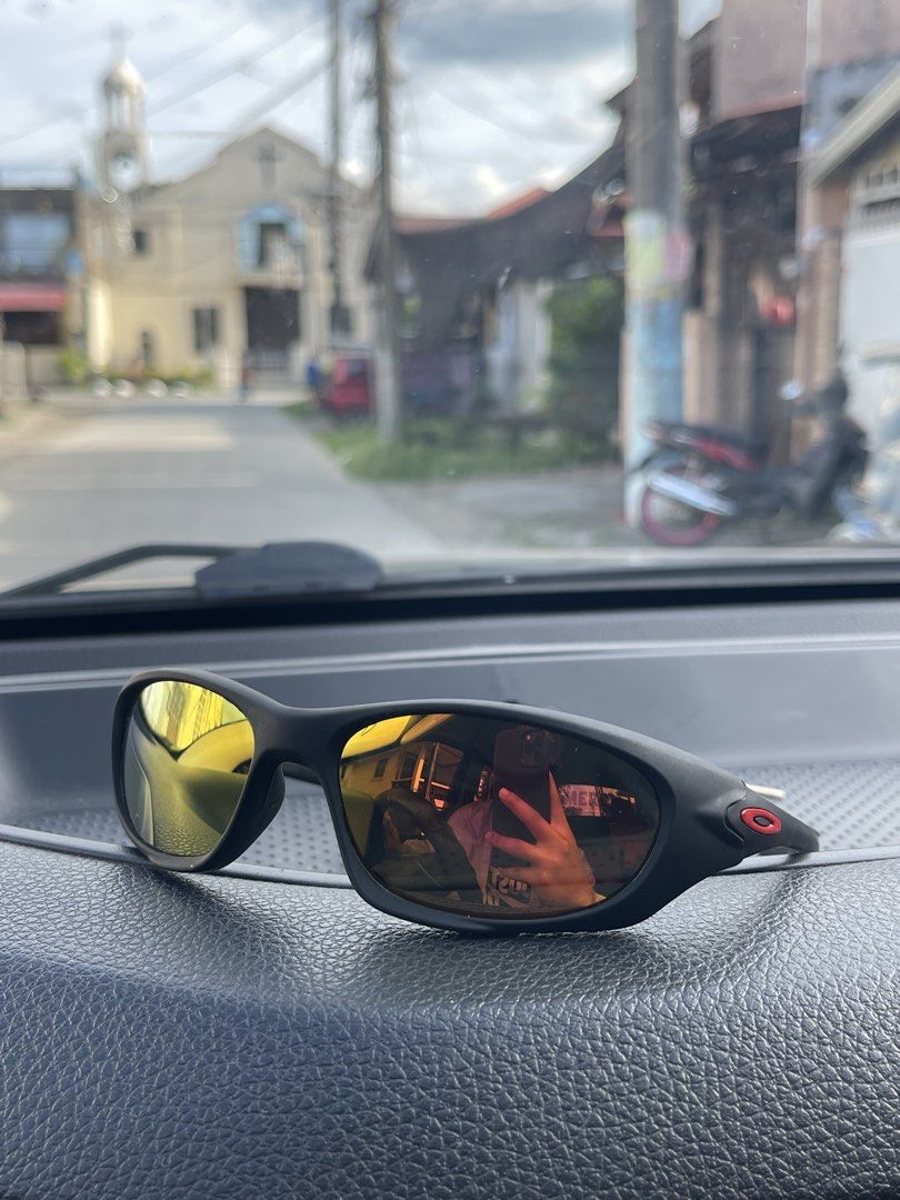 Oakley Shades (Category: Sunglasses & Eyewear) located in Pila. Submitted by forty10finds (Listing ID 1469726435, Image 2). Description: .