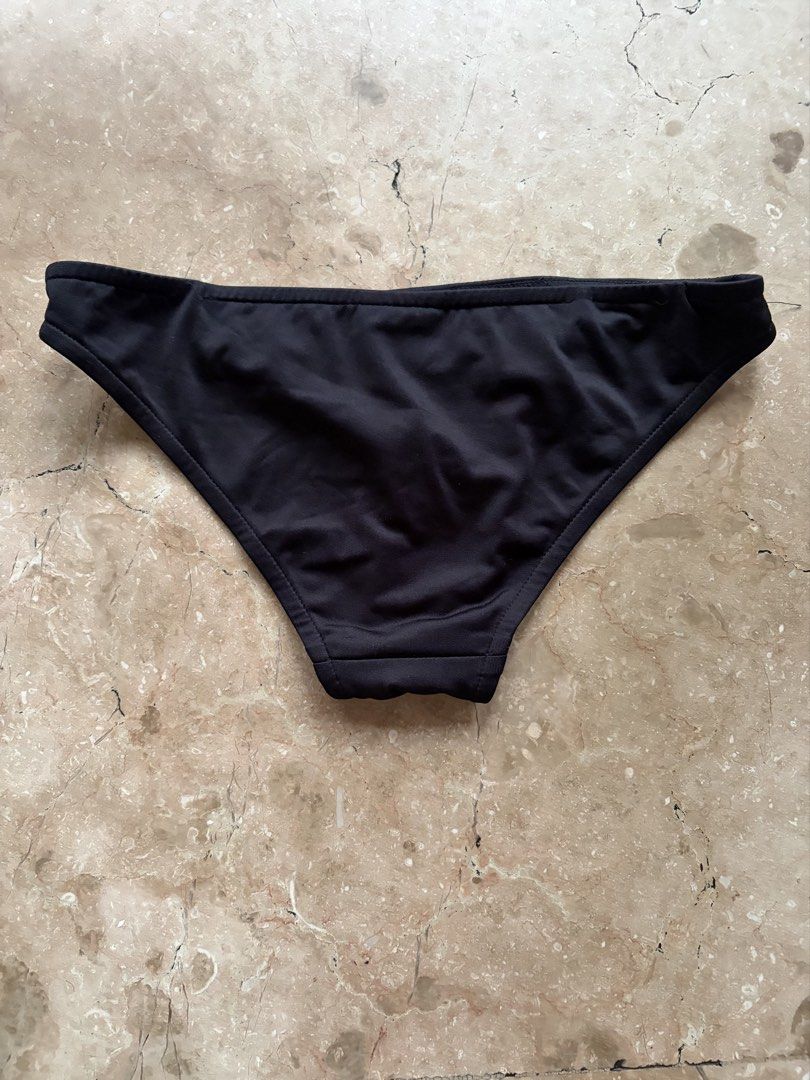 Océan Essentials Classic Bikini Bottom: Black (Category: Bikinis & Swimsuits) located in Quezon City. Submitted by tidyup.lara (Listing ID 1469693210, Image 3). Description: Best fits XS-S frames Waist 24” Length 8” Condition 9/10: good as new .