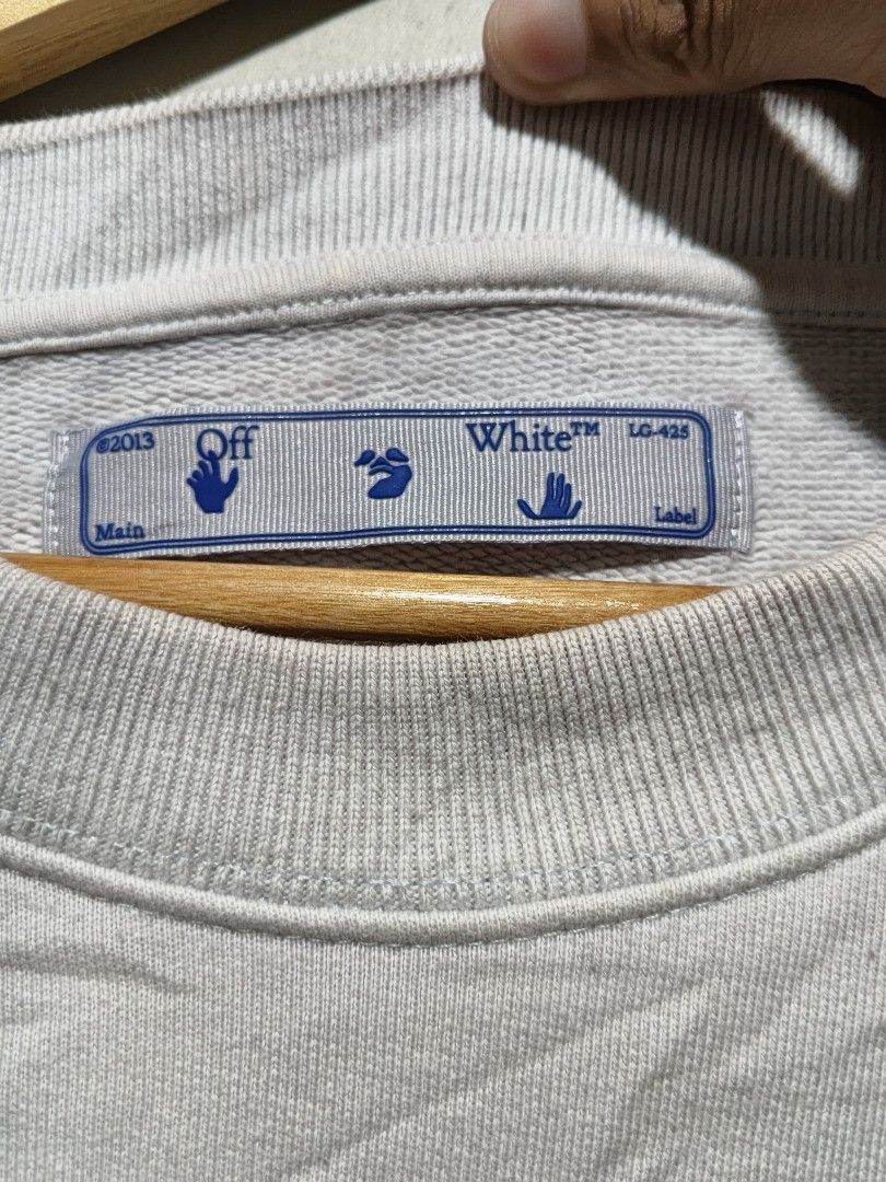 OFF WHITE CREW NECK (Category: Coats, Jackets and Outerwear) located in Panglao. Submitted by john_denver_ (Listing ID 1469691538, Image 3). Description: AUTHENTIC 10/10 COLOR RATE MINIMAL HAIRLINES.