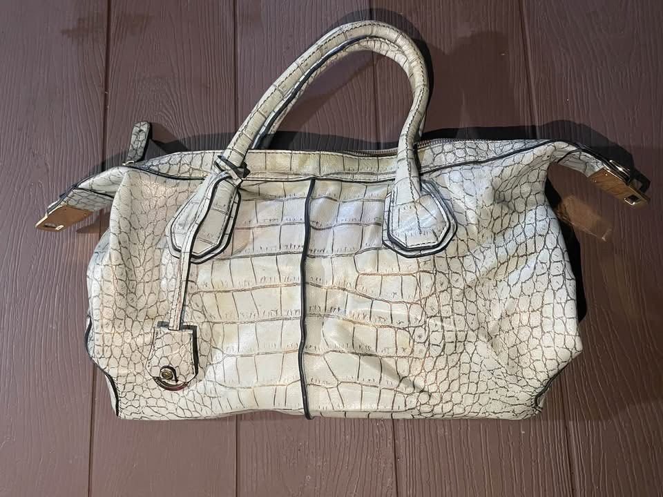 Off-white Crocodile Embossed Leather Handbag (Category: Luxury Bags & Wallets) located in Kidapawan. Submitted by frizzyjayne (Listing ID 1469695253, Image 1). Description: - Color: Off-white with dark piping - Material: Heavy crackled crocodile-pattern leather - Hardware: Gold-tone details and attached front key charm - Closure: Top zipper closure with dual rolled top handles - Interior: Clean, spacious setup for daily essentials - Style: Struct