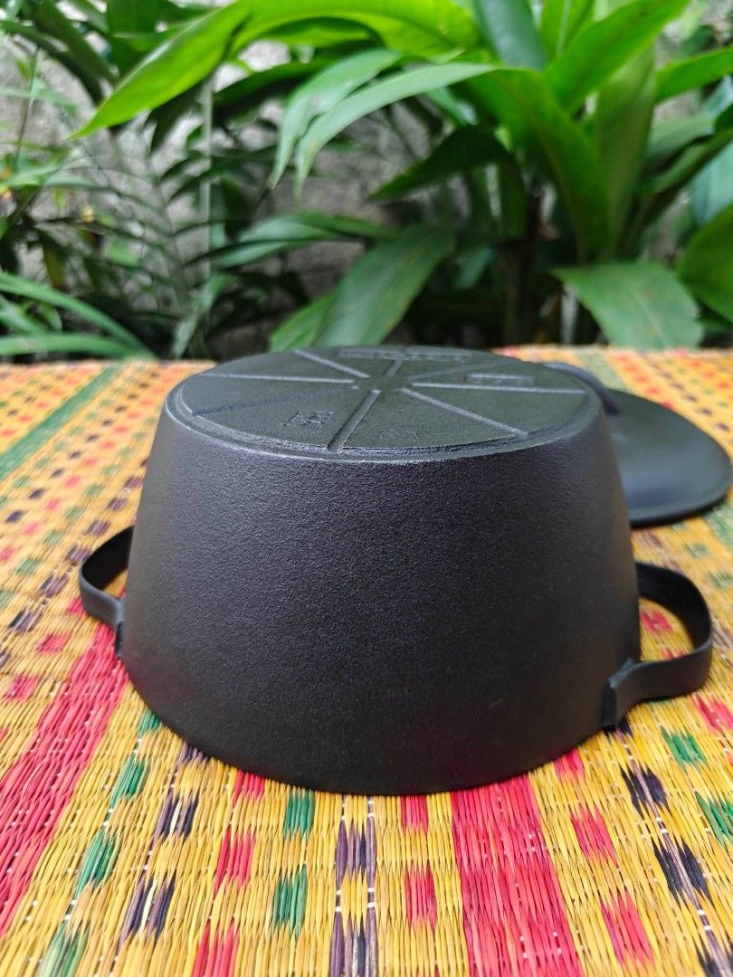 Oigen Cast Iron Dutch Oven 2-quart (rare size) (Category: Cookware & Accessories) located in Cainta. Submitted by ewokee (Listing ID 1469729674, Image 3). Description: Made in Japan. Ready to use.