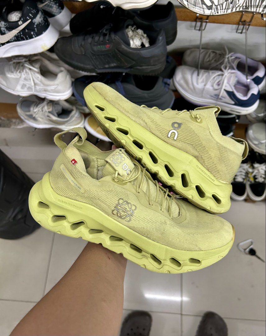 On x Loewe Cloudtilt Lime Green (Category: Sneakers) located in Manila. Submitted by silentbear-c433 (Listing ID 1469751298, Image 3). Description: On Running x LOEWE Cloudtilt Lime Green US 6.5 Wmns Official Retail Price: Around ₱29,300 to ₱32,900 4,495 Only ORIGINAL 💯 Used Condi Lipa City Batangas.