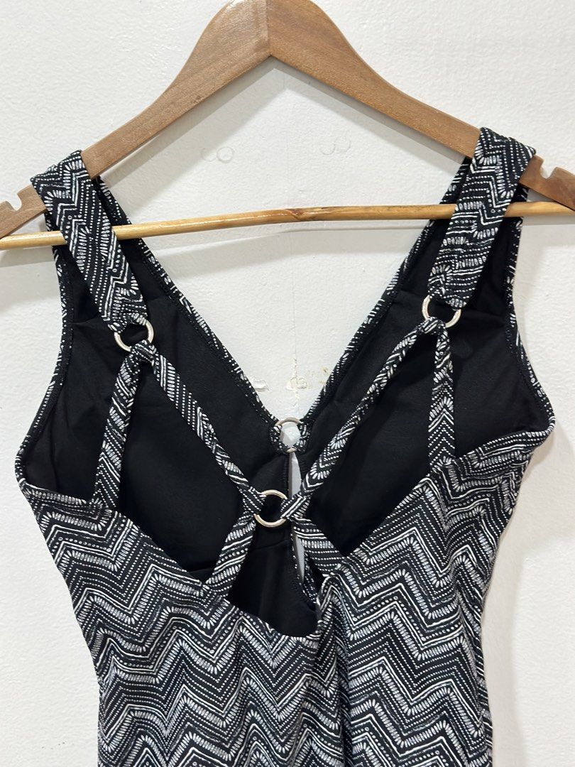 One-piece swimsuit (Category: Bikinis & Swimsuits) located in Quezon City. Submitted by claro.ph (Listing ID 1469650808, Image 3). Description: - Trendy black and white zigzag pattern - V-neckline with keyhole cut-out and silver ring hardware - Adjustable crisscross back straps with metal ring connectors - Includes removable padding for a custom fit - Stretchy, super comfortable fabric ideal for the beach, pool, and vacations.