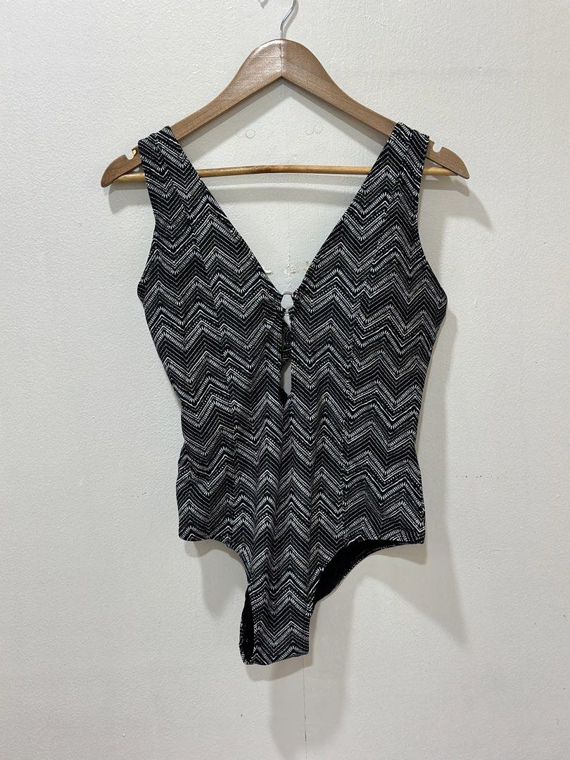 One-piece swimsuit (Category: Bikinis & Swimsuits) located in Quezon City. Submitted by claro.ph (Listing ID 1469650808, Image 2). Description: - Trendy black and white zigzag pattern - V-neckline with keyhole cut-out and silver ring hardware - Adjustable crisscross back straps with metal ring connectors - Includes removable padding for a custom fit - Stretchy, super comfortable fabric ideal for the beach, pool, and vacations.