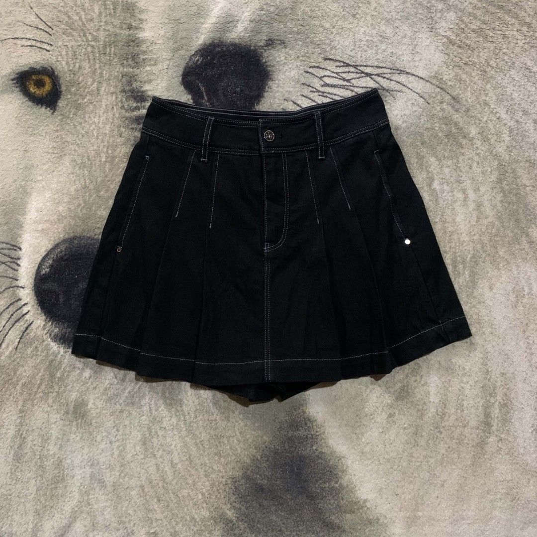 ONLY Black Denim Pleated Skorts Size M (Category: Skirts) located in Bulacan. Submitted by lzl_thriftfinds (Listing ID 1469663265, Image 1). Description: - Brand: ONLY - Size: Medium - Color: Black denim with contrast white stitching - Fit: High waist with button and zipper closure - Design: Pleated front with built-in shorts underneath - Pockets: Two back patch pockets with brand logo patch - Material: Cotton blend - Condition: Clean and well-ma