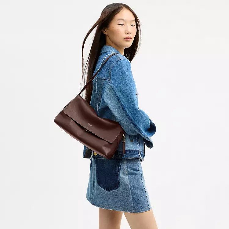💯ORIGINAL COACH CHELSEA 30 IN MAPLE (Category: Shoulder Bags) located in Quezon City. Submitted by ashongsstore (Listing ID 1469609404, Image 2). Description: ✨ C0ACH CHELSEA 30 in MAPLE✨ 🇵🇭AVAILABLE🇵🇭 Effortlessly cool with a laid-back sophistication, our Chelsea is a minimalist style designed with a New York attitude. Crafted of natural grain leather with beautiful texture and soft feel, the 30 features an open interior with space for dail