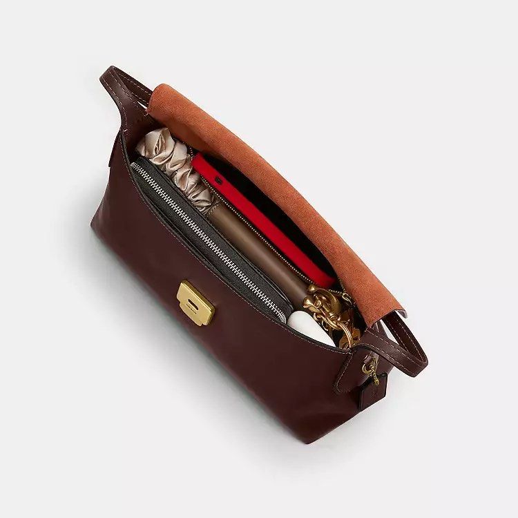 💯ORIGINAL COACH CHELSEA 30 IN MAPLE (Category: Shoulder Bags) located in Quezon City. Submitted by ashongsstore (Listing ID 1469609404, Image 3). Description: ✨ C0ACH CHELSEA 30 in MAPLE✨ 🇵🇭AVAILABLE🇵🇭 Effortlessly cool with a laid-back sophistication, our Chelsea is a minimalist style designed with a New York attitude. Crafted of natural grain leather with beautiful texture and soft feel, the 30 features an open interior with space for dail