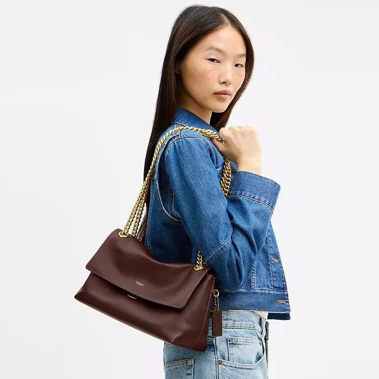 💯ORIGINAL COACH CHELSEA 30 with CHAIN MAPLE (Category: Shoulder Bags) located in Quezon City. Submitted by ashongsstore (Listing ID 1469608933, Image 2). Description: ✨ C0ACH CHELSEA 30 SHOULDER BAG with CHAIN✨ 🇵🇭AVAILABLE🇵🇭 Effortlessly cool with a laid-back sophistication, our Chelsea is a minimalist style designed with a New York attitude. Crafted of natural grain leather with beautiful texture and soft feel, the 30 features an open inter