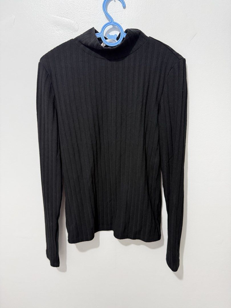 (Original) MANGO Black Ribbed Mock Neck Top (Category: Longsleeves) located in Rodriguez. Submitted by prelovedbylalaine (Listing ID 1469103198, Image 2). Description: - Brand: Mango - Style: Mock neck, long-sleeve, vertical ribbed texture - Color: Black - Size: EUR-USA S (CN 160/84A) - Condition: Excellent - Perfect for layering or as a standalone basic piece.