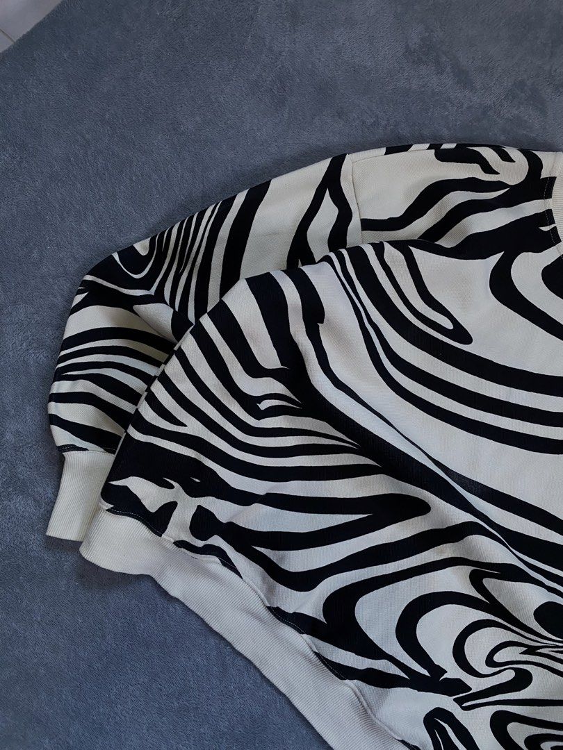 Outline Sweater Aesthetic (Category: Coats, Jackets and Outerwear) located in Manila. Submitted by fitmitless.fl (Listing ID 1469723396, Image 3). Description: width: 23-24 length: 24 color rate:10/10 condition:10/10 Issue: n/a .