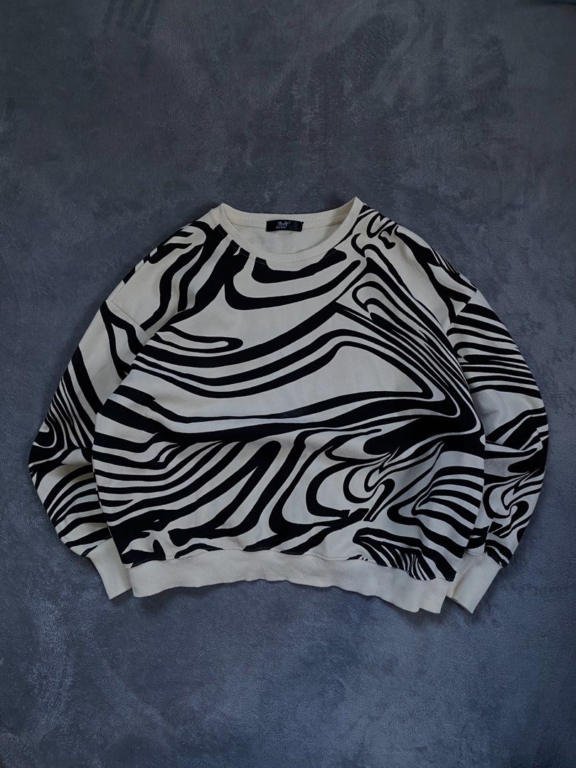Outline Sweater Aesthetic (Category: Coats, Jackets and Outerwear) located in Manila. Submitted by fitmitless.fl (Listing ID 1469723396, Image 1). Description: width: 23-24 length: 24 color rate:10/10 condition:10/10 Issue: n/a .
