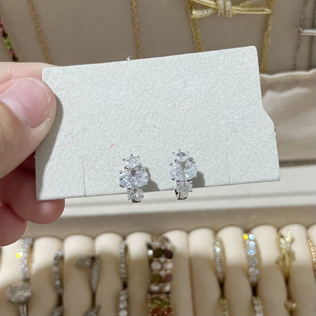 OVAL STONE MINI HOOP HUGGY EARRING (Category: Earrings) located in Talavera. Submitted by curatedbykhy (Listing ID 1469687849, Image 1). Description: .