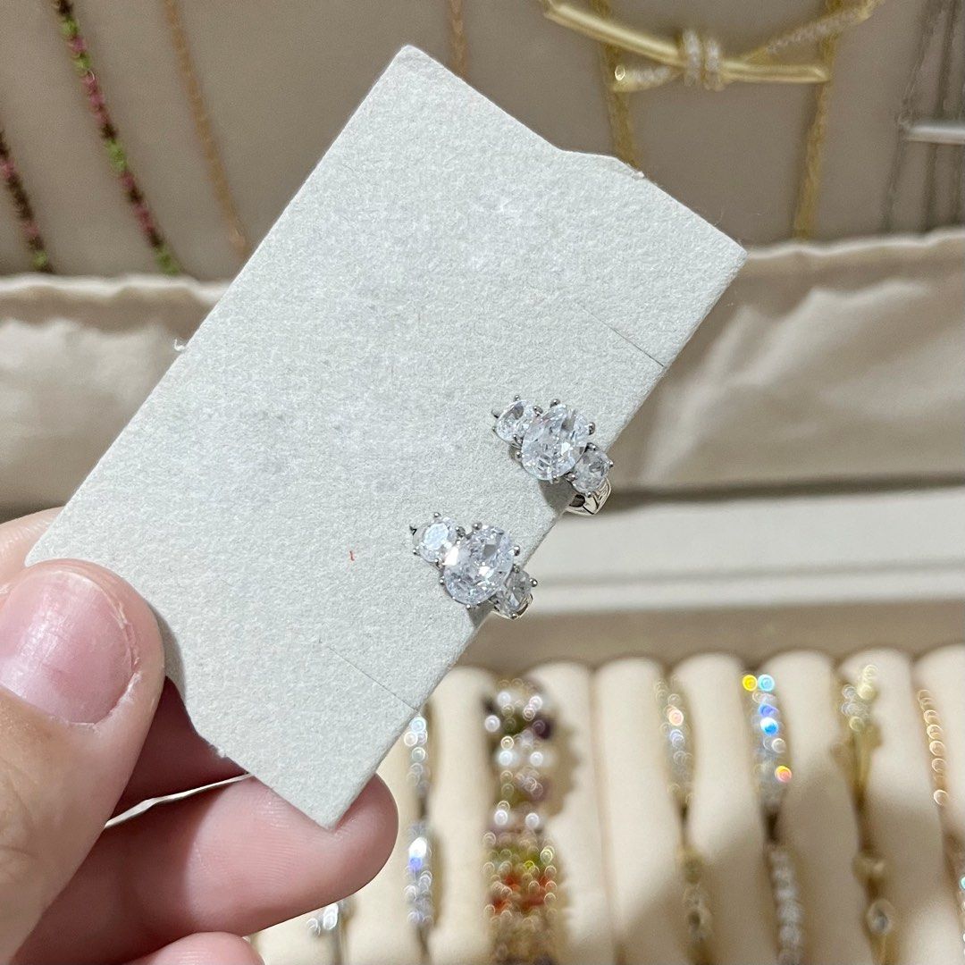 OVAL STONE MINI HOOP HUGGY EARRING (Category: Earrings) located in Talavera. Submitted by curatedbykhy (Listing ID 1469687849, Image 2). Description: .