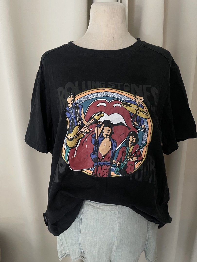 oversize Rolling Stones tee- Open Back (Category: Shirts) located in Cainta. Submitted by zlove111 (Listing ID 1469620998, Image 2). Description: - Authentic Rolling Stones 1981 tour graphic tee in classic black - Features iconic tongue logo and band member print on the front - Made from soft, comfortable cotton material - Designed with a relaxed fit and a stylish deep V-cut open back - Perfect for concerts, gigs, or casual everyday outfits - Eas