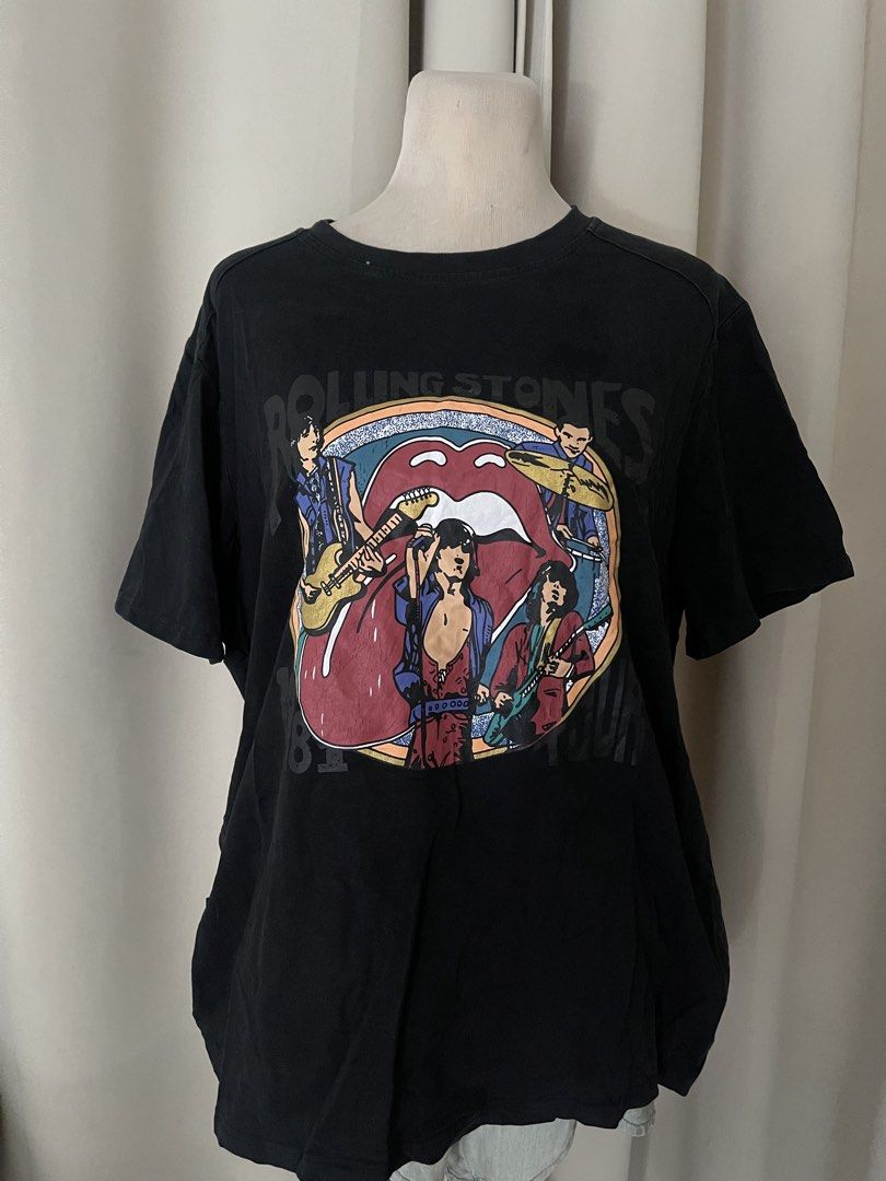 oversize Rolling Stones tee- Open Back (Category: Shirts) located in Cainta. Submitted by zlove111 (Listing ID 1469620998, Image 1). Description: - Authentic Rolling Stones 1981 tour graphic tee in classic black - Features iconic tongue logo and band member print on the front - Made from soft, comfortable cotton material - Designed with a relaxed fit and a stylish deep V-cut open back - Perfect for concerts, gigs, or casual everyday outfits - Eas