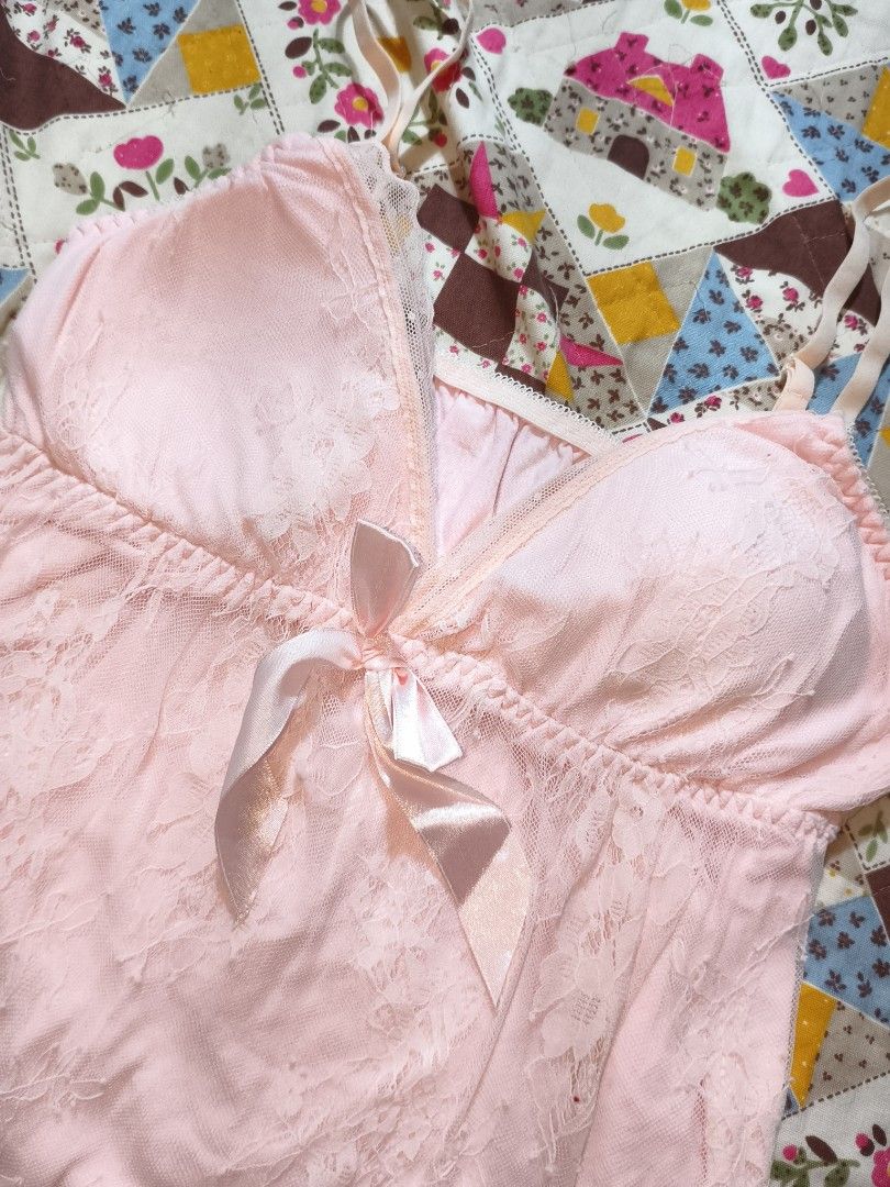 Padded tank top (Category: Sleeveless) located in Las Pinas. Submitted by dnbrbnt (Listing ID 1469700642, Image 2). Description: .
