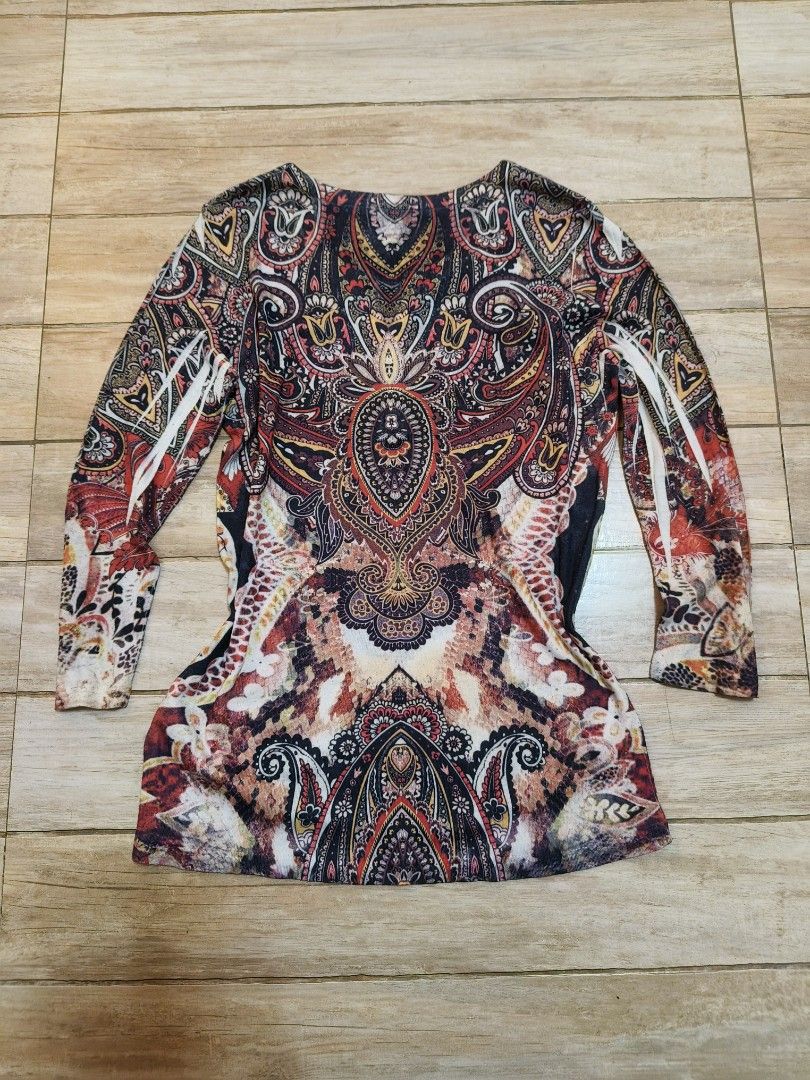 Paisley tops (Category: Longsleeves) located in Siniloan. Submitted by talktotheroses (Listing ID 1469669597, Image 1). Description: no issue.