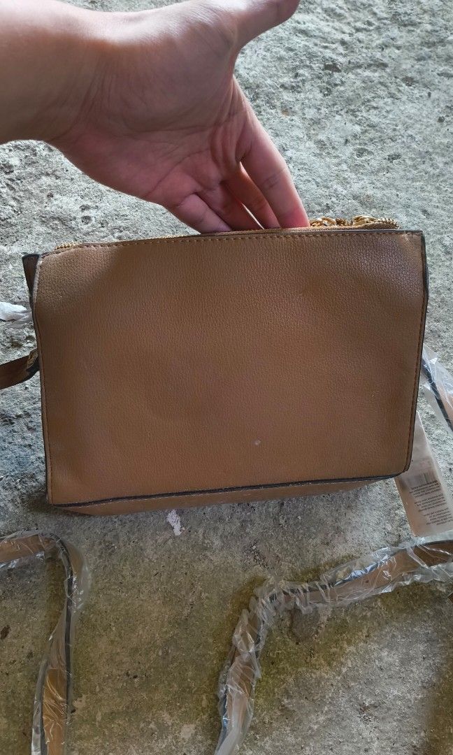 Parfois limited edition crossbody bag (Category: Cross-body Bags) located in Cavite. Submitted by swiftfish_2c26c0 (Listing ID 1469615372, Image 2). Description: .