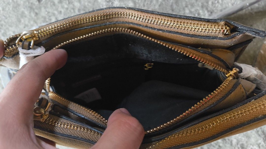 Parfois limited edition crossbody bag (Category: Cross-body Bags) located in Cavite. Submitted by swiftfish_2c26c0 (Listing ID 1469615372, Image 3). Description: .