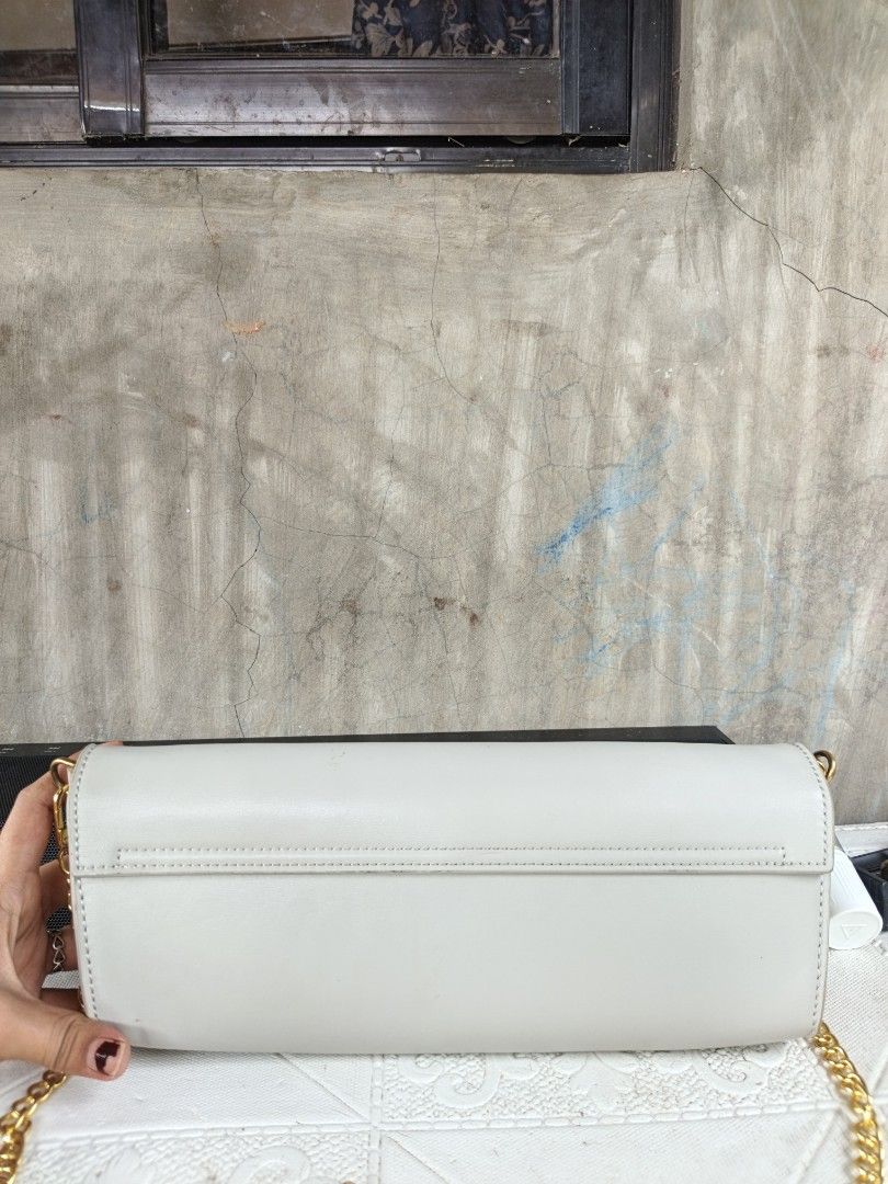 Peco sling (Category: Cross-body Bags) located in Quezon, Isabela. Submitted by ukay-ukaybylyn (Listing ID 1469754067, Image 2). Description: minimal press marked sa last pic Hindi halata.