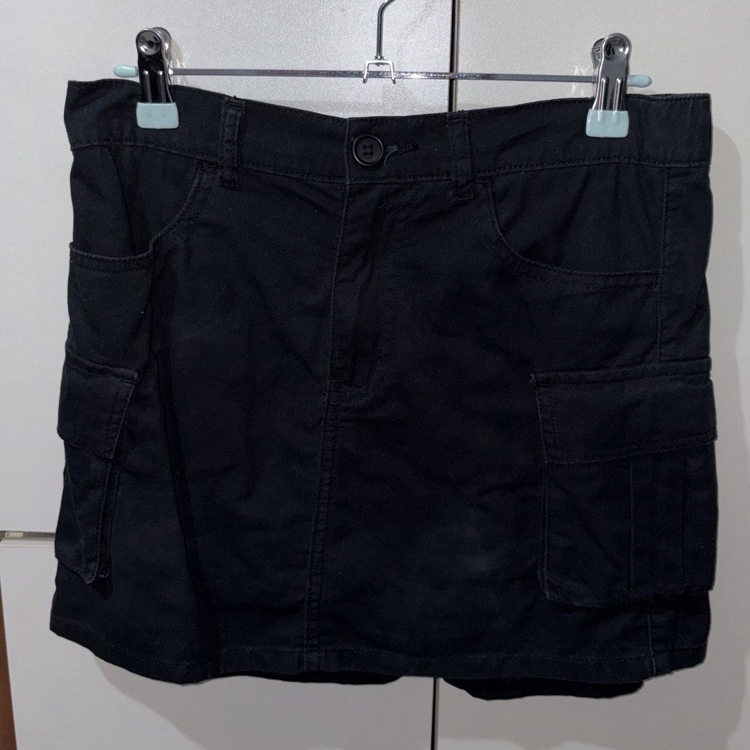 Penshoppe Black Cargo Skirt / Skort (Category: Skirts) located in Cavite. Submitted by yema.cake (Listing ID 1469601893, Image 1). Description: waistline: 26-30 inches (material is stretchy) length: 13.5 inches RFS: decluttering MOP: gcash MOD: j&t strictly no returns/refund policy.