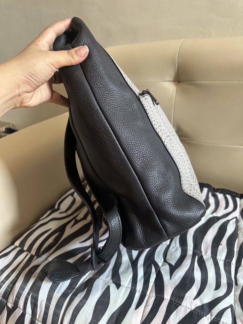 Perre Cardin (Category: Backpacks) located in Imus. Submitted by ana1990_ (Listing ID 1469610663, Image 3). Description: Preloved from Korea Like new / malinis Large size kasya PC Genuine leather.