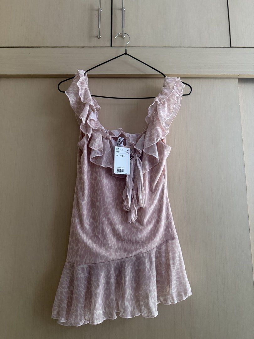Pink Animal Print Ruffle Mesh Top (Category: Sleeveless) located in Paranaque City. Submitted by cool_ju13s (Listing ID 1469623745, Image 1). Description: H&M frill mesh top (BRAND NEW) • Brand: H&M • Color: Pink • Style: Frill-trimmed mesh top • Size: EUR S • Condition: brand new • Price: ₱700 MOP: GCASH and BANK TRANSFER MOD: LALAMOVE and J&T (SF shouldered by buyer) 📩 DM me for inquiries! RFS: Decluttering my closet ♡.
