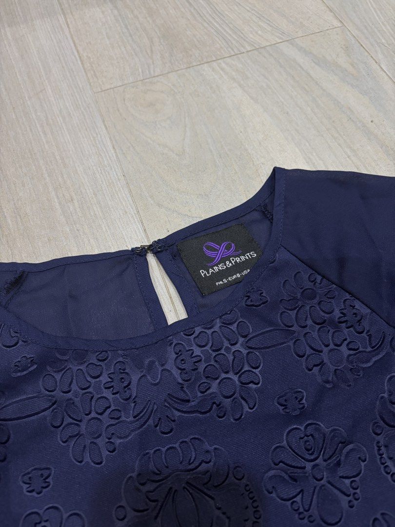 Plains & Prints Blouse In Navy (Category: Blouses) located in Pasig City. Submitted by chamoisee (Listing ID 1469645998, Image 2). Description: Plains & Prints Blouse In Navy small on tag 17”x22”.