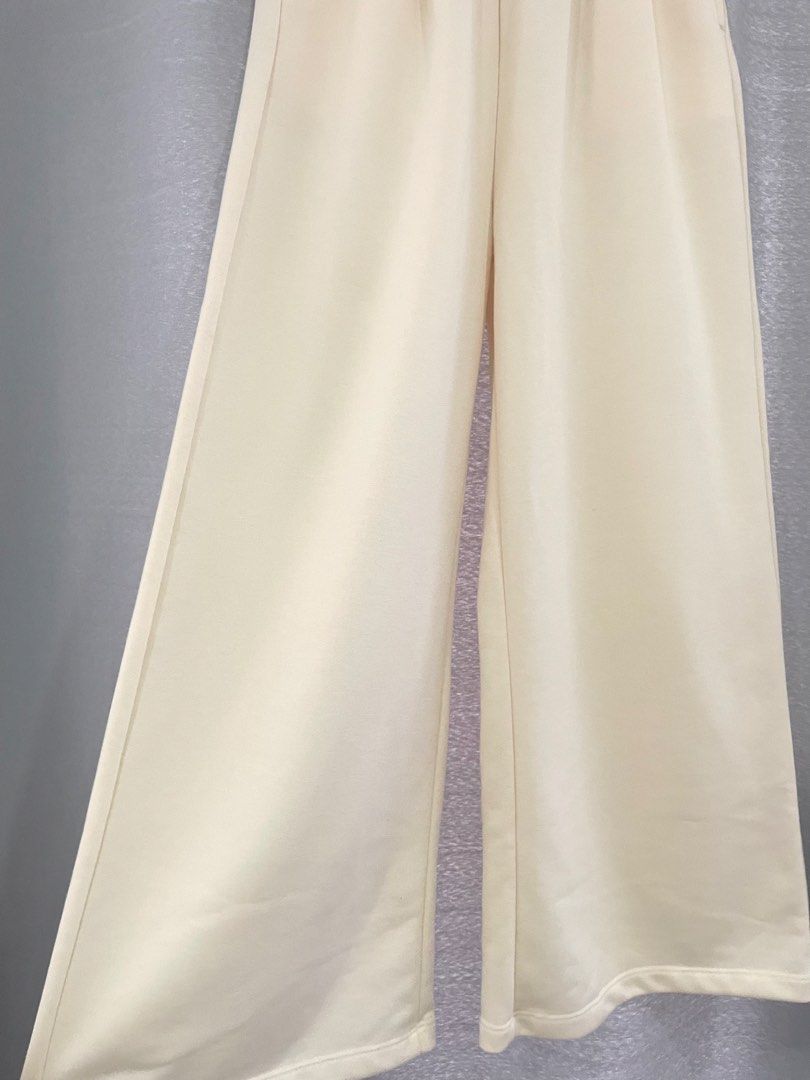 Plains & Prints Light Yellow Sweat Pants (Category: Jeans) located in Mandaue City. Submitted by piacatrina08 (Listing ID 1469624408, Image 2). Description: - Waist: 26 to 34 inches (elastic) - Length: 38 inches - soft and stretchable .