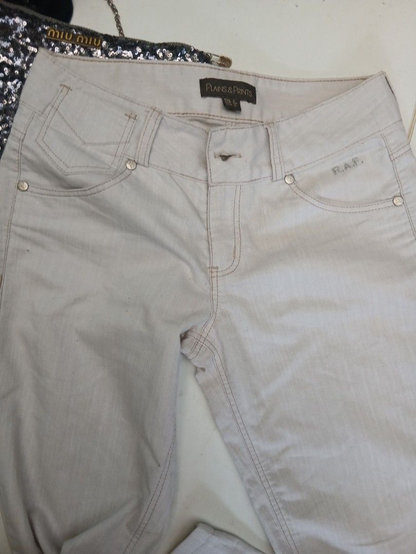 Plains & Prints White Jeans (Category: Jeans) located in Cainta. Submitted by chickennuggirl (Listing ID 1469580504, Image 1). Description: - Brand: Plains & Prints - Color: Versatile white - Style: Straight cut - Closure: Button closure - Details: Classic pocket placement with subtle branding near the front pocket and clean stitching - Condition: Excellent, easy to pair with casual tops and blouses for daily wear.
