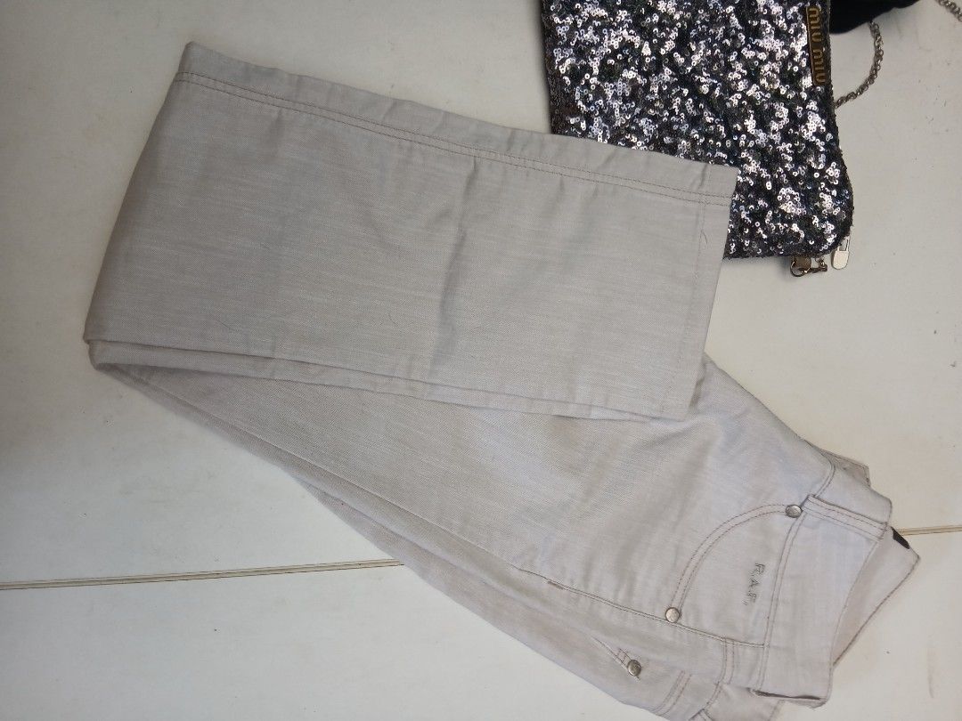 Plains & Prints White Jeans (Category: Jeans) located in Cainta. Submitted by chickennuggirl (Listing ID 1469580504, Image 3). Description: - Brand: Plains & Prints - Color: Versatile white - Style: Straight cut - Closure: Button closure - Details: Classic pocket placement with subtle branding near the front pocket and clean stitching - Condition: Excellent, easy to pair with casual tops and blouses for daily wear.
