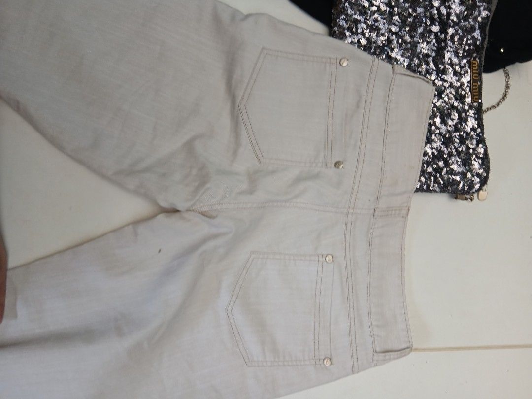 Plains & Prints White Jeans (Category: Jeans) located in Cainta. Submitted by chickennuggirl (Listing ID 1469580504, Image 2). Description: - Brand: Plains & Prints - Color: Versatile white - Style: Straight cut - Closure: Button closure - Details: Classic pocket placement with subtle branding near the front pocket and clean stitching - Condition: Excellent, easy to pair with casual tops and blouses for daily wear.