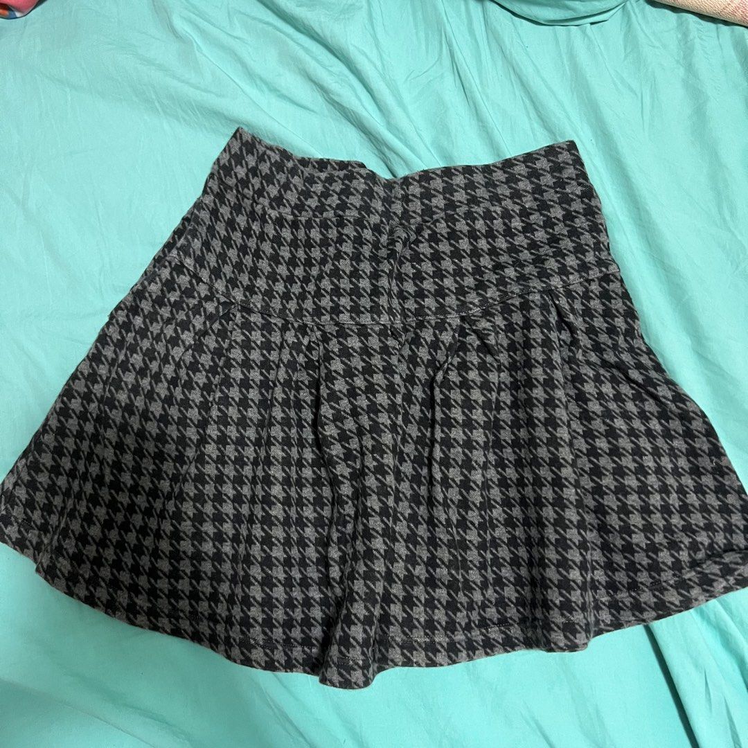Pleated Skirt (Category: Skirts) located in Quezon City. Submitted by prelovedbykhy (Listing ID 1469739248, Image 1). Description: - Brand: Uniqlo Kids (fits XS adults) - Item: Kids flared pleated skirt - Pattern: Classic grey and black houndstooth - Size: M (Fits height 125-135 cm, waist 53-59 cm) - Material: 80% cotton, 20% polyester (soft & comfortable) - Features: Elastic waistband for easy fit, great for everyday wear.
