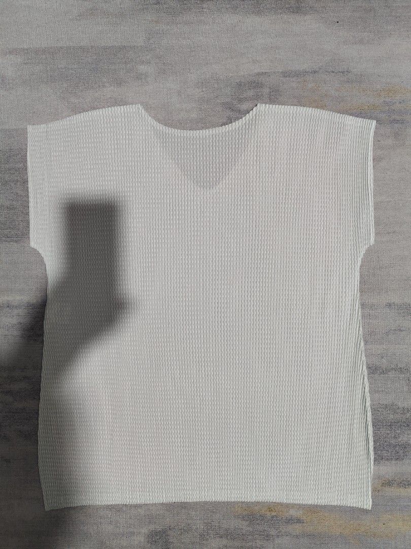 PLEATS PLEASE ISSEY MIYAKE V NECK MENS (Category: Luxury Apparel) located in Baguio. Submitted by igorotak.111.taraki.com (Listing ID 1469622321, Image 2). Description: FS PLEATS PLEASE ISSEY MIYAKE V NECK MENS LIKE NEW NO ISSUES SOLID NITO ♥️ L-25 W-20 CAN FIT M-L CAN DO.