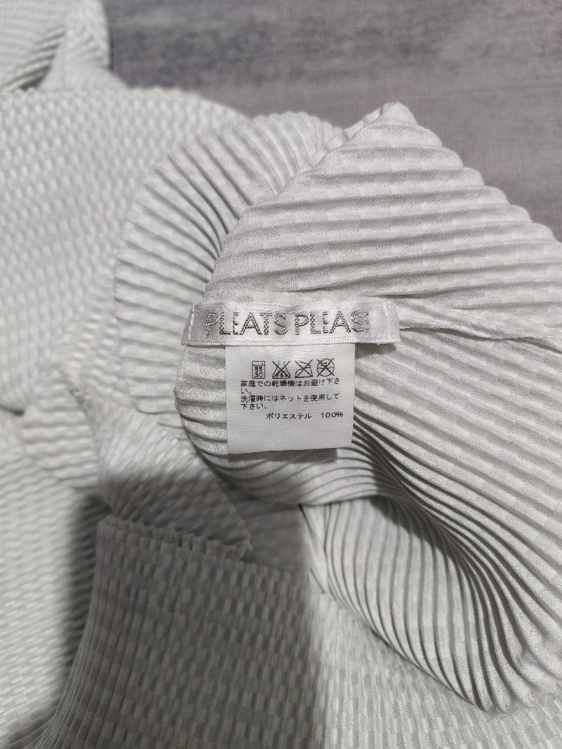 PLEATS PLEASE ISSEY MIYAKE V NECK MENS (Category: Luxury Apparel) located in Baguio. Submitted by igorotak.111.taraki.com (Listing ID 1469622321, Image 3). Description: FS PLEATS PLEASE ISSEY MIYAKE V NECK MENS LIKE NEW NO ISSUES SOLID NITO ♥️ L-25 W-20 CAN FIT M-L CAN DO.