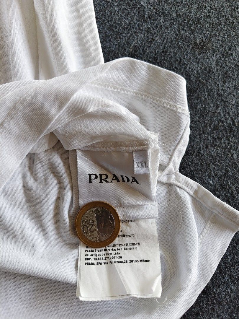 Prada (Category: Formal Shirts) located in Mati. Submitted by gilfrancis98974 (Listing ID 1469645322, Image 3). Description: vgood need wash no issue 23x30.